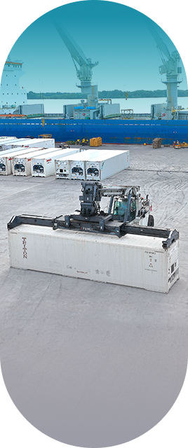 Buque portacontenedores en puerto