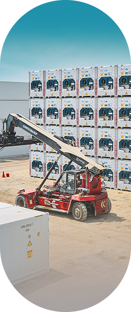 Buque portacontenedores en puerto